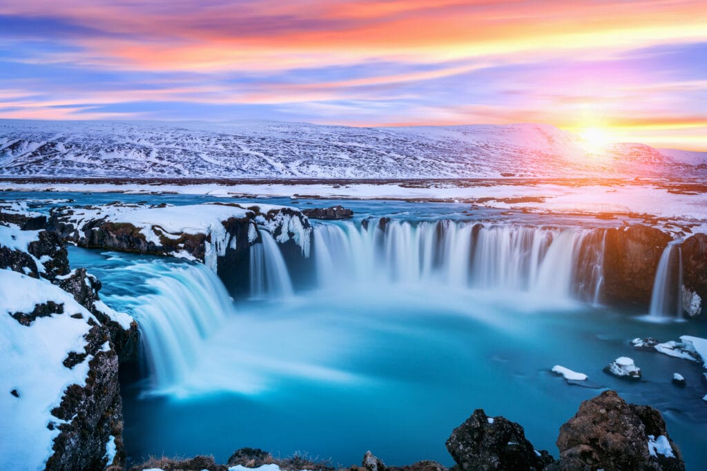 Visite de la cascade d'eau de Goðafoss en Islande